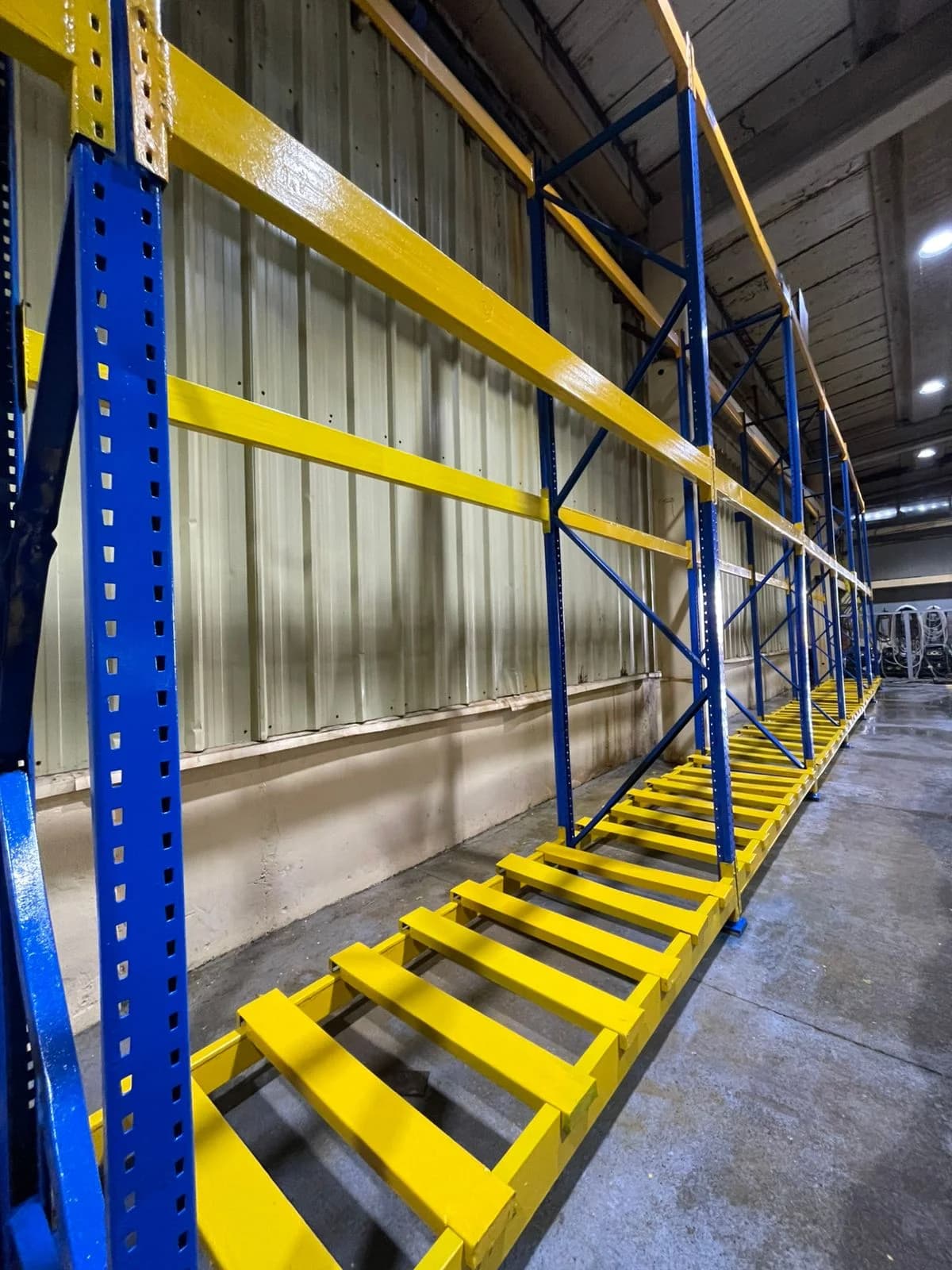 Racks de almacenamiento pintados azul y amarillo — plano cerrado
