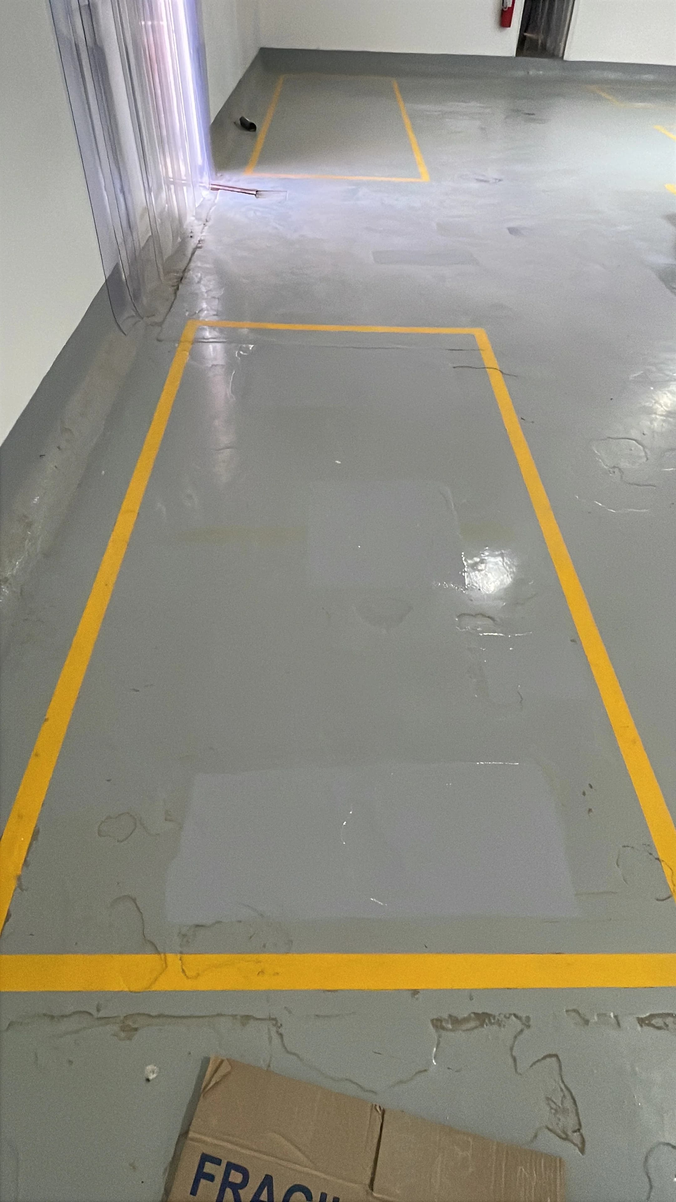 Demarcación de piso industrial — líneas de seguridad